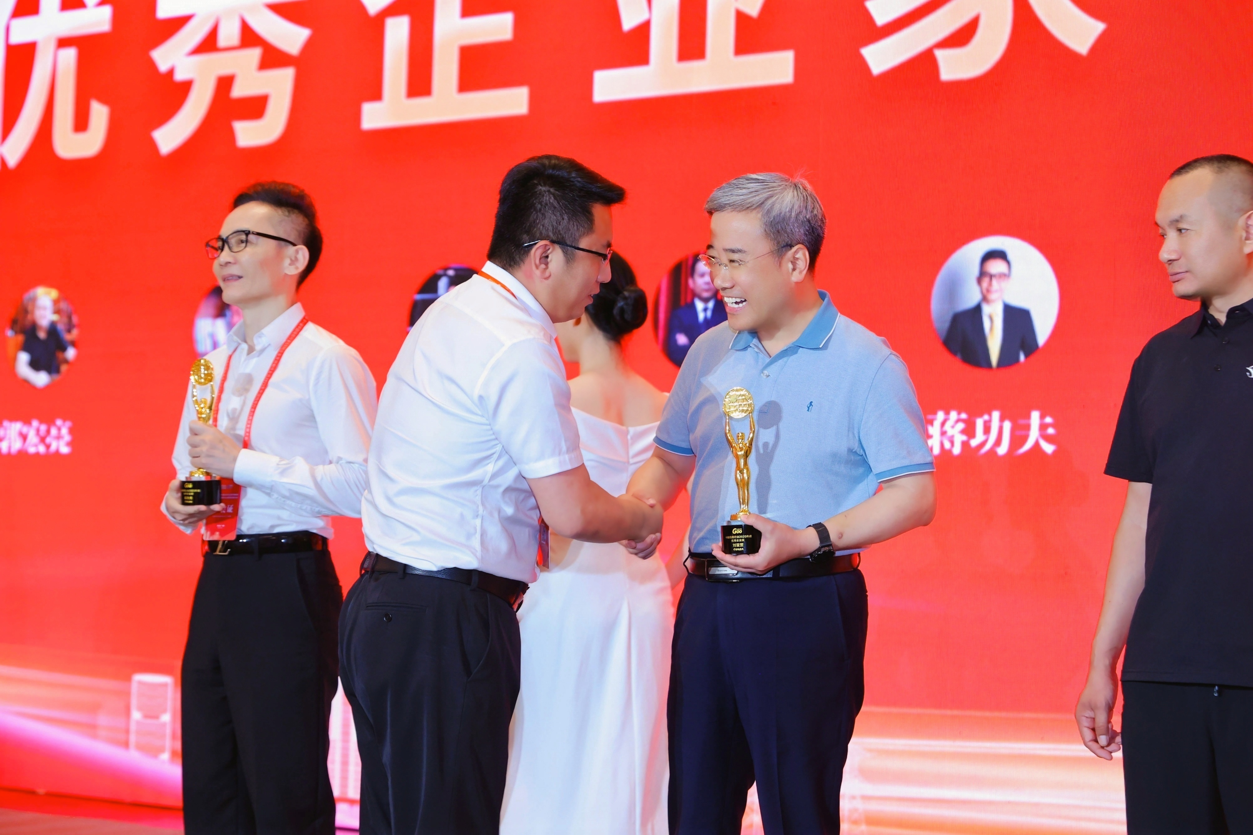 青纜副董事長(zhǎng)總經(jīng)理劉亞罡榮獲 第一屆中國(guó)線(xiàn)纜行業(yè)“優(yōu)秀企業(yè)家”稱(chēng)號(hào)(圖1)